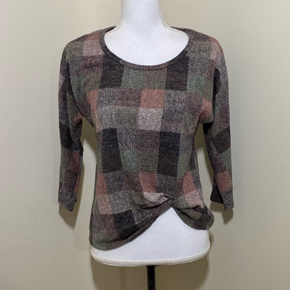 NWOT Lavish paid long sleeves and side tie woman’s blouse size small